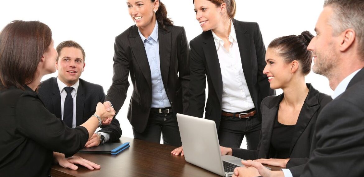 ¿Cómo negocian las mujeres? Igual o incluso mejor que hombres... la duda está en si lo hacen